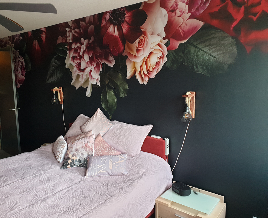 Fotobehang slaapkamer rood roze bloemen op zwarte achtergrond